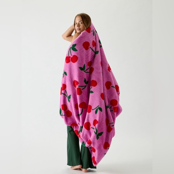 Urban Outfitters Other - Harper Faux Fur Printed  Throw Blanket 🍒